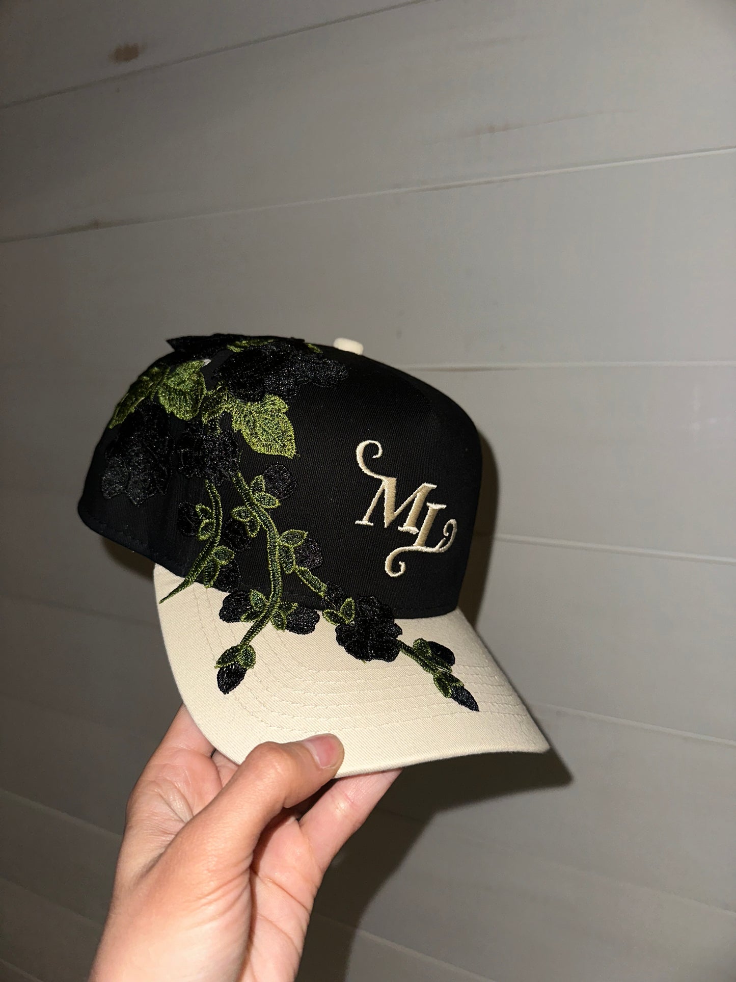 BLACK/CREAM FLORAL SNAPBACK