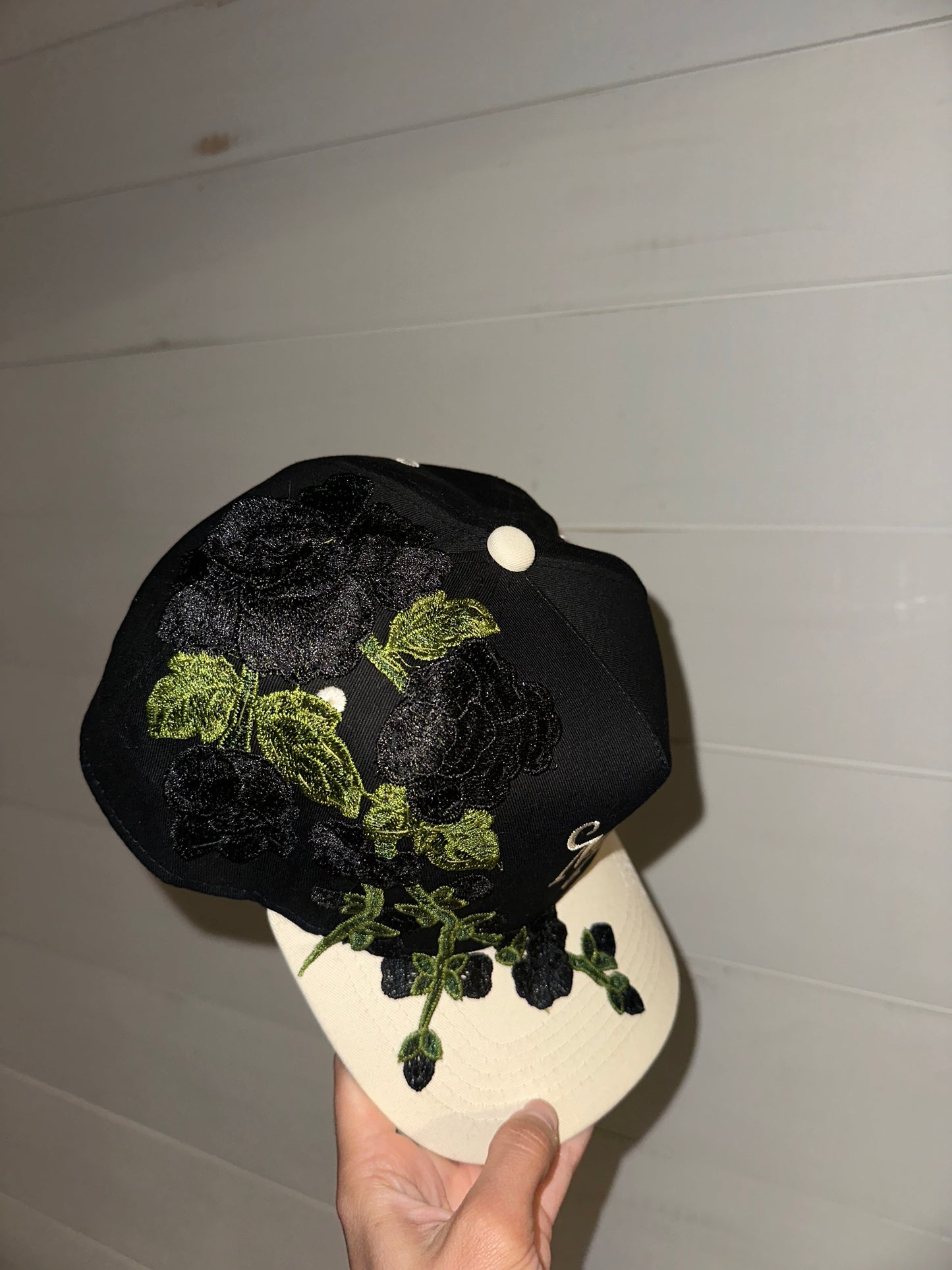 BLACK/CREAM FLORAL SNAPBACK